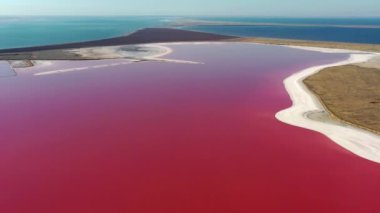 Tuzlu, pembe gölün güzel üst manzarası. Güzel pembe gün doğumu.