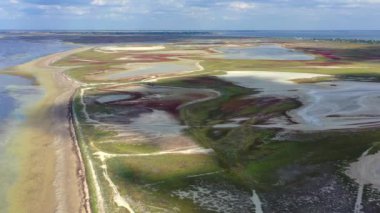 Tuz göllerinin üzerinden güzel bir yaz uçuşu. Kuru göller. Yeşil çimen.