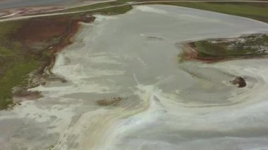 Tuz göllerinin üzerinden güzel bir yaz uçuşu. Kuru göller. Yeşil çimen.