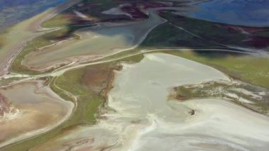 Tuz göllerinin üzerinden güzel bir yaz uçuşu. Kuru göller. Yeşil çimen.