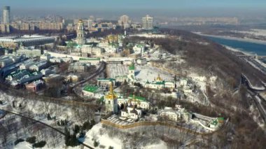 Kiev-Pechersk Lavra 'nın güzel kış manzarası. Karda birçok kilise var. Öğleden sonra Kiev 'in güzel manzarası.