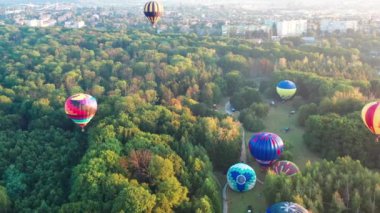 Balonların güzel üst manzarası. Balonlar bir yaz sabahı parkın üzerinde uçar. Güneşin ışıkları.