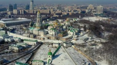 Kiev-Pechersk Lavra 'nın güzel kış manzarası. Karda birçok kilise var. Öğleden sonra Kiev 'in güzel manzarası.