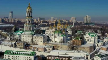 Kiev-Pechersk Lavra 'nın güzel kış manzarası. Karda birçok kilise var. Öğleden sonra Kiev 'in güzel manzarası.