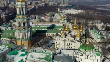Kiev-Pechersk Lavra 'nın güzel kış manzarası. Karda birçok kilise var. Öğleden sonra Kiev 'in güzel manzarası.