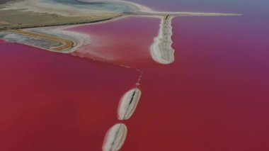 Tuzlu, pembe gölün güzel üst manzarası. Güzel pembe gün doğumu.