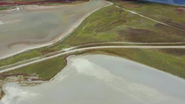 Tuz göllerinin üzerinden güzel bir yaz uçuşu. Kuru göller. Yeşil çimen.