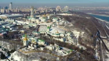 Kiev-Pechersk Lavra 'nın güzel kış manzarası. Karda birçok kilise var. Öğleden sonra Kiev 'in güzel manzarası.