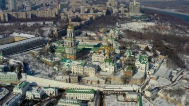 Kiev-Pechersk Lavra 'nın güzel kış manzarası. Karda birçok kilise var. Öğleden sonra Kiev 'in güzel manzarası.