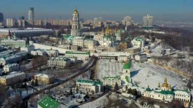 Kiev-Pechersk Lavra 'nın güzel kış manzarası. Karda birçok kilise var. Öğleden sonra Kiev 'in güzel manzarası.