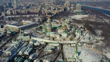 Kiev-Pechersk Lavra 'nın güzel kış manzarası. Karda birçok kilise var. Öğleden sonra Kiev 'in güzel manzarası.