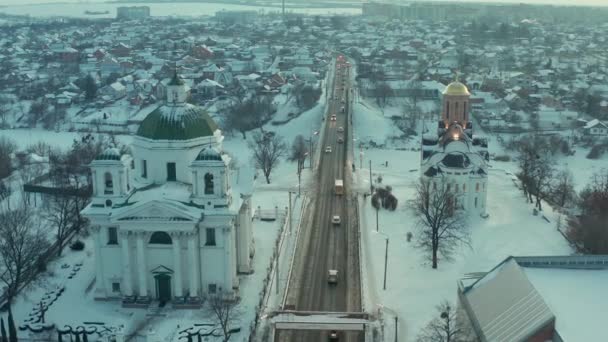 Зимний Вид Вечернего Города Город Снегу Машины Едут Православная Церковь — стоковое видео