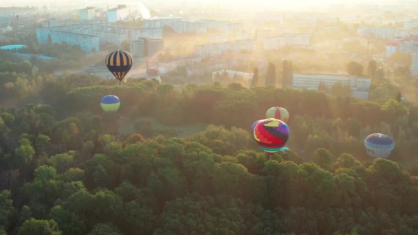 Schöne Sicht Von Oben Auf Die Ballons Luftballons Fliegen Einem — Stockvideo