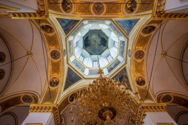 Svyatogorsk, Donetsk bölgesi Ukrayna - 24.2021 Ocak İçerideki Ortodoks katedralinin kubbesi. Svyatogorsk Lavra Ortodoks Katedrali 'nin içinde. Lavra Katedrali Varsayımı. Güzel bir kilise. Bir sürü simge.