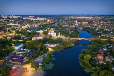 Şehrin güzel akşam manzarası. Akşamlar, şehirde gece aydınlanması.