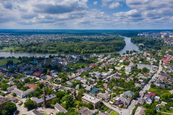 Şehrin güzel yaz manzarası. Çatı evleri, nehir, yeşil yapraklı ağaçlar..