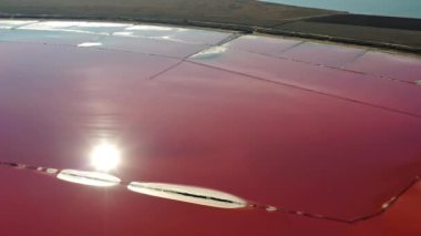 Tuzlu, pembe gölün güzel üst manzarası. Güzel pembe gün doğumu.