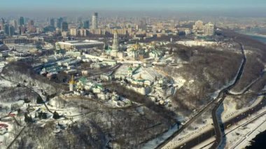 Kiev-Pechersk Lavra 'nın güzel kış manzarası. Karda birçok kilise var. Öğleden sonra Kiev 'in güzel manzarası.
