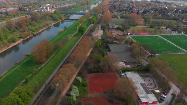 Ovanifrån Vallen Floden Neckar Broar Grönt Gräs Och Träd Spårvagnslinjer — Stockvideo