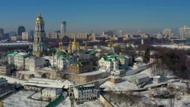 Kiev-Pechersk Lavra 'nın güzel kış manzarası. Karda birçok kilise var. Öğleden sonra Kiev 'in güzel manzarası.