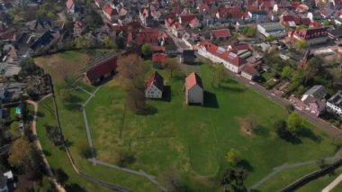 Lorsch şehrindeki manastır üzerinde güzel bir uçuş. Lorsch Manastırı 'nın bahar manzarası. Almanya.