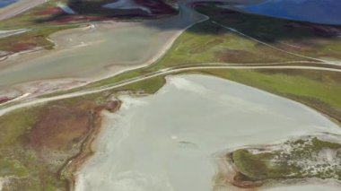 Tuz göllerinin üzerinden güzel bir yaz uçuşu. Kuru göller. Yeşil çimen.