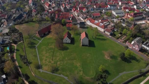 Hermoso Vuelo Sobre Monasterio Ciudad Lorsch Vista Primavera Del Monasterio — Vídeo de stock