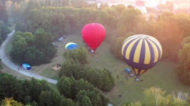 Balonların güzel üst manzarası. Balonlar bir yaz sabahı parkın üzerinde uçar. Güneşin ışıkları.