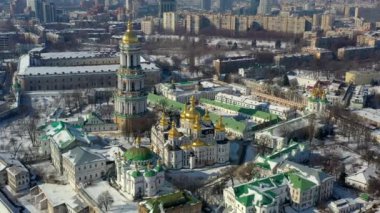 Kiev-Pechersk Lavra 'nın güzel kış manzarası. Karda birçok kilise var. Öğleden sonra Kiev 'in güzel manzarası.