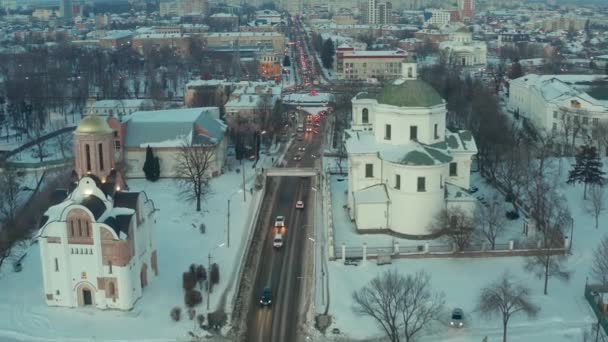 Зимний Вид Вечернего Города Город Снегу Машины Едут Православная Церковь — стоковое видео