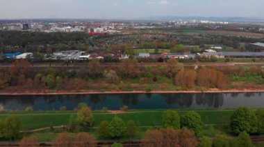 Neckar Nehri 'nin en yüksek manzarası. Köprüler, yeşil çimenler ve ağaçlar. Mannheim. Almanya.