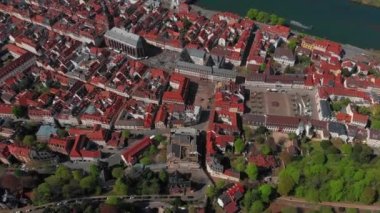 Şehrin eski kısmının güzel üst manzarası. Bahar. Ağaçlarda yeşil yapraklar. Nekka Nehri. Nehrin üzerindeki yaya köprüsü. Heidelberg 'de. Almanya.