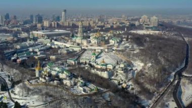Kiev-Pechersk Lavra 'nın güzel kış manzarası. Karda birçok kilise var. Öğleden sonra Kiev 'in güzel manzarası.