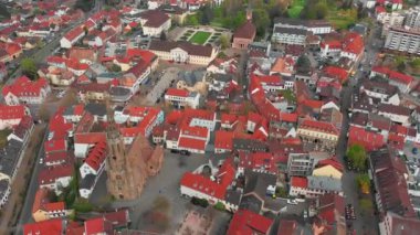 Parkın güzel üst manzarası ve Bad Durkheim 'ın merkezi, tarihi bölümü..