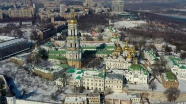 Kiev-Pechersk Lavra 'nın güzel kış manzarası. Karda birçok kilise var. Öğleden sonra Kiev 'in güzel manzarası.