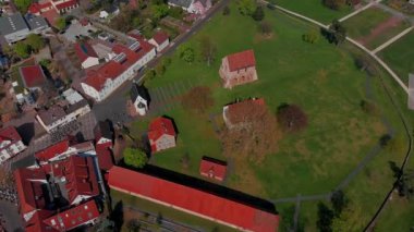 Lorsch şehrindeki manastır üzerinde güzel bir uçuş. Lorsch Manastırı 'nın bahar manzarası. Almanya.
