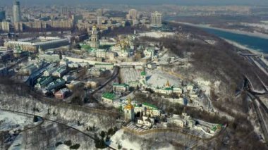 Kiev-Pechersk Lavra 'nın güzel kış manzarası. Karda birçok kilise var. Öğleden sonra Kiev 'in güzel manzarası.