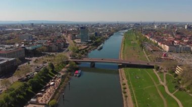 Neckar Nehri 'nin en yüksek manzarası. Köprüler, TV kulesi, yeşil çimenler ve ağaçlar. Hastane, tramvay hatları. Mannheim. Almanya.