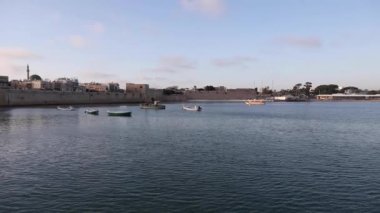 Acre 'deki körfezin manzarası. Kalenin, denizin, teknelerin, yatların güzel akşam manzarası.