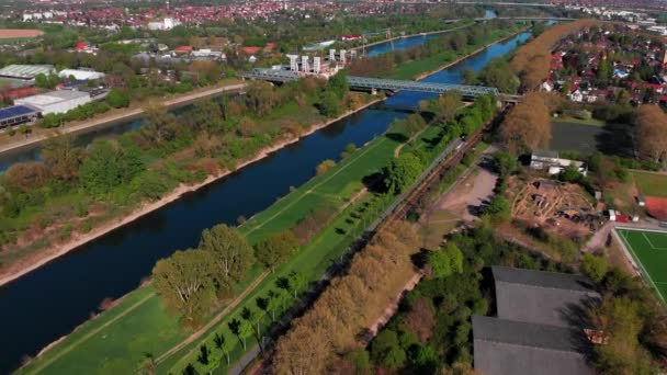 Ovanifrån Vallen Floden Neckar Broar Grönt Gräs Och Träd Mannheim — Stockvideo
