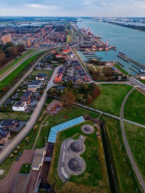 Sahil kenti tarihi kalesinin havadan görünüşü dairesel sığınaklar ve cam çatılı müze çapaları, liman vinçleri, rıhtımlar ve gemiler sanayi limanının ötesine uzanırken,.