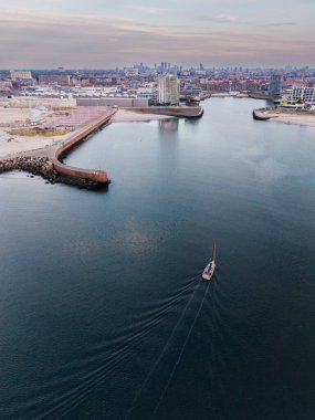 Lahey, Güney Hollanda, Hollanda - 09.06.2025: Eğri suları, kumlu plajları, tekneleri ve kentsel planlamayı, deniz altyapısını gösteren yoğun şehir manzarası