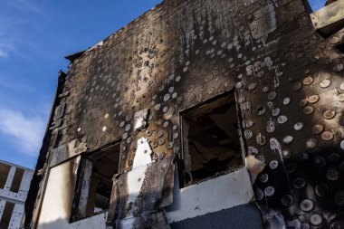 - Savaş. Rus hava saldırılarının barışçıl bir Ukrayna şehrine yaptığı saldırıdan sonra. Bir hastane ve bir dinlenme merkezi yok edildi. Dairesel yanık izleri ve yanmış binadan arta kalan kalıntılarla yanmış bir duvar..