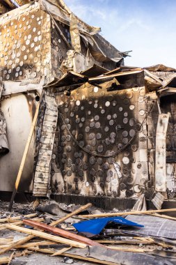 - Savaş. Rus hava saldırılarının barışçıl bir Ukrayna şehrine yaptığı saldırıdan sonra. Bir hastane ve bir dinlenme merkezi yok edildi. Dairesel yanık izleri ve yanmış binadan arta kalan kalıntılarla yanmış bir duvar..