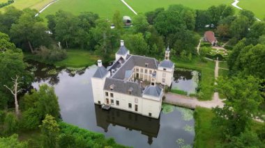 Dört kuleli tarihi şatonun havadan görünüşü, nilüfer dolu hendek, köprü ve bereketli bahçeler mimari, su ve yeşillik harmanlanmış sakin bir miras ortamında..