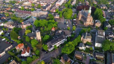 Avrupa 'nın kırmızı kiremitli çatıları, sarp ve kubbeli kiliseleri, dar sokakları ve bereketli yeşillik zengini mimari karışımı kompakt şehir planına sahip kentsel manzarası.