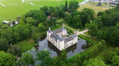 Dört kuleli tarihi şatonun havadan görünüşü, nilüfer dolu hendek, köprü ve bereketli bahçeler mimari, su ve yeşillik harmanlanmış sakin bir miras ortamında..