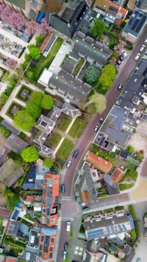 Avrupa 'nın yoğun semt manzarası kıvrımlı caddeler, kırmızı ve gri çatılar, güneş panelleri, yeşil alanlar ve bir mezarlık dengeli, sürdürülebilir şehir düzeni oluşturur..