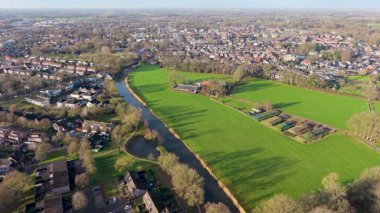 Hollanda 'nın sık evleri, dolambaçlı nehirler ve bahçeli yeşil tarlaların havadan görünüşü banliyö planlarını ve doğal manzarayı uyumlu bir şekilde harmanlıyor..