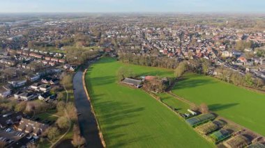 Hollanda 'nın sık evleri, dolambaçlı nehirler ve bahçeli yeşil tarlaların havadan görünüşü banliyö planlarını ve doğal manzarayı uyumlu bir şekilde harmanlıyor..